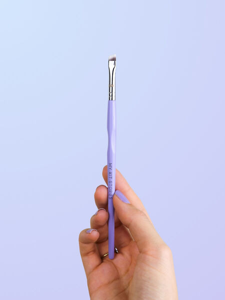 My Kit Stories Multipurpose Brush 208 - Pieni, erittäin kapeakärkinen viistopäinen sivellin silmienrajauksiin ja kulmakarvoille
